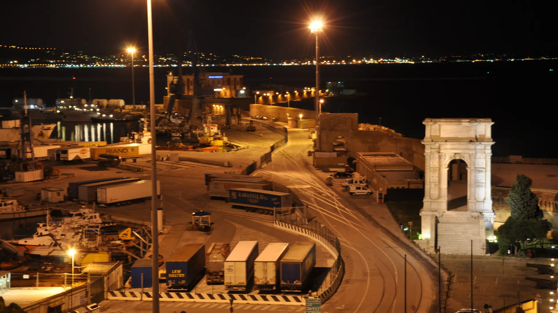Immagine del porto di Ancona di notte