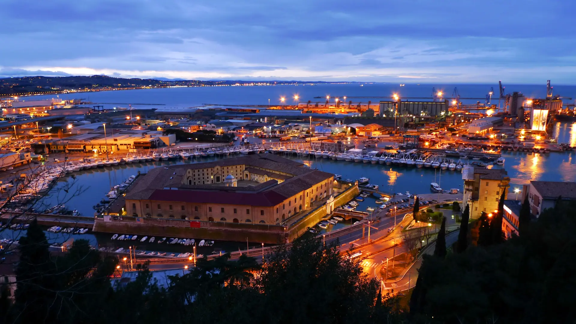 Immagine della Mole Vanvitelliana in Ancona di notte