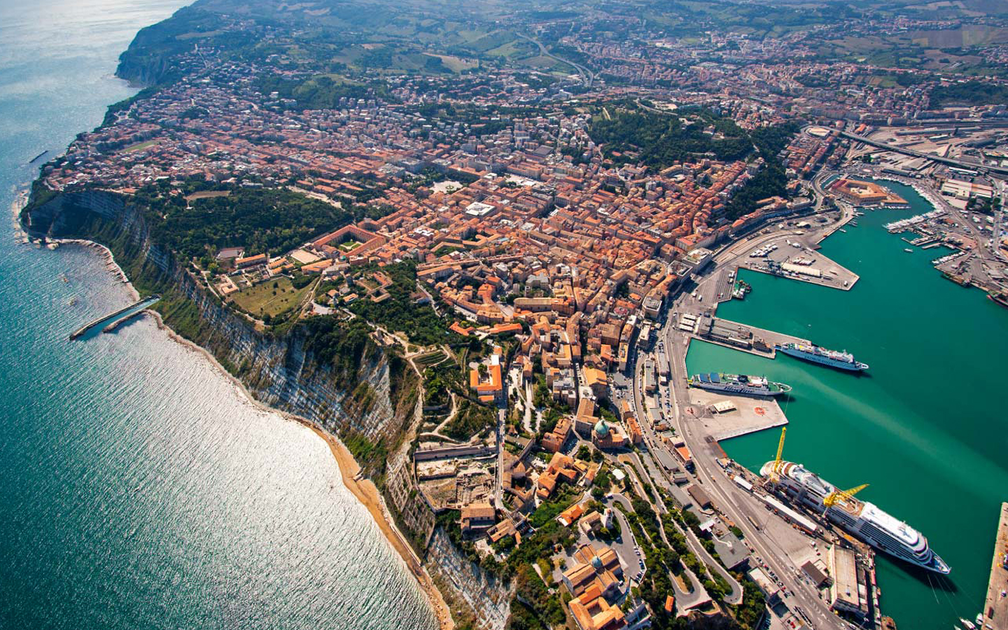 Immagine dall'alto del porto di Ancona